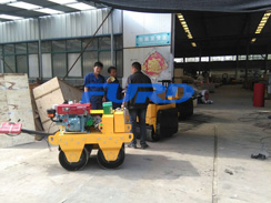 福瑞得機(jī)械手扶雙輪壓路機(jī)，二次結(jié)構(gòu)澆筑泵及時(shí)包貨