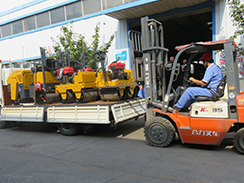 福瑞得機(jī)械4臺(tái)小型壓路機(jī)裝車發(fā)往河南。